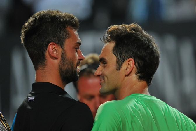 Il saluto tra Federer e Paire a fine gara. Afp